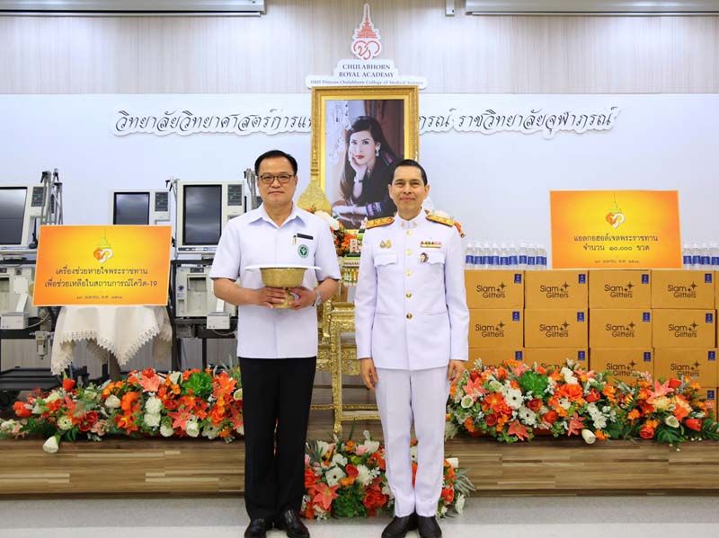 อนุทิน ชาญวีรกูล รองนายกฯ และรมว.กระทรวงสาธารณสุข กับ ศ.นพ.นิธิ มหานนท์ เลขาธิการราชวิทยาลัยจุฬาภรณ์