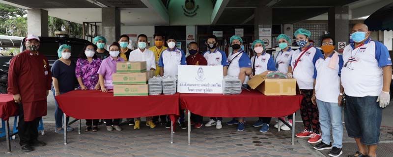เชฟจิตอาสาภาคกลาง สภาสังคมสงเคราะห์ฯ นำอาหารไปมอบให้กับเจ้าหน้าที่บุคลากรทางการแพทย์
