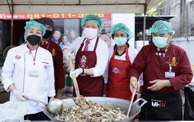 ช่วยกันปรุงอาหารเพื่อนำไปแจกจ่าย