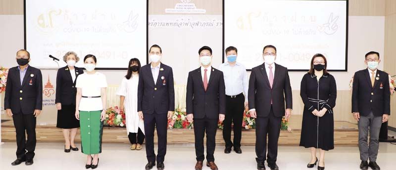 คณะผู้บริหาร และผู้มีจิตศรัทธา ร่วมถ่ายภาพเป็นที่ระลึก