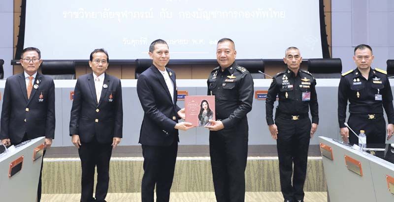 ศ.นพ.นิธิ มหานนท์ เลขาธิการราชวิทยาลัยจุฬาภรณ์ มอบของที่ระลึกให้กับ พล.อ.พรพิพัฒน์ เบญญศรี
ผู้บัญชาการทหารสูงสุด กองบัญชาการกองทัพไทย