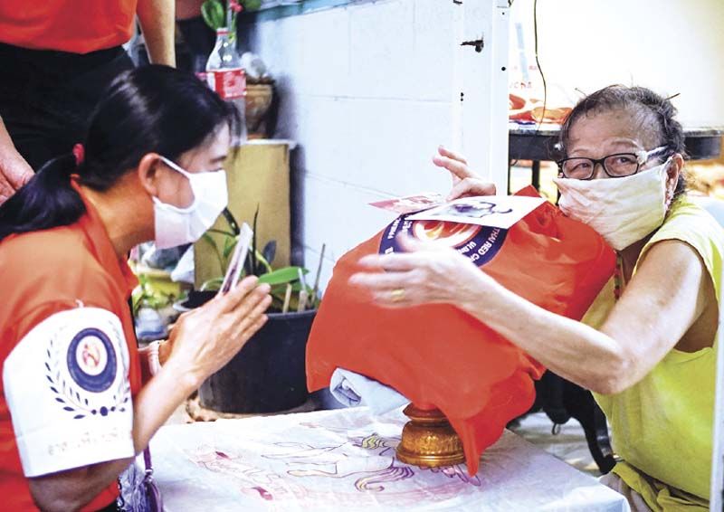เจ้าหน้าที่ช่วยกันแจกจ่ายถุงยังชีพพระราชทาน