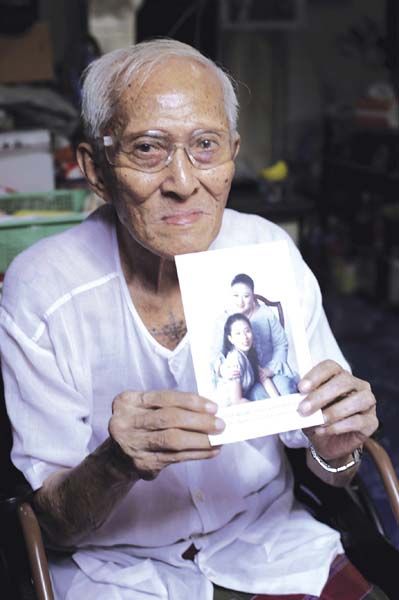 ประชาชน ซึ่งส่วนใหญ่เป็นผู้สูงอายุ ปลาบปลื้มและซาบซึ้งในพระกรุณาธิคุณอย่างหาที่สุดมิได้ที่ได้รับถุงพระราชทาน