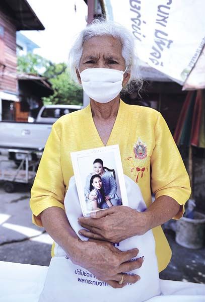 ประชาชน ซึ่งส่วนใหญ่เป็นผู้สูงอายุ ปลาบปลื้มและซาบซึ้งในพระกรุณาธิคุณอย่างหาที่สุดมิได้ที่ได้รับถุงพระราชทาน