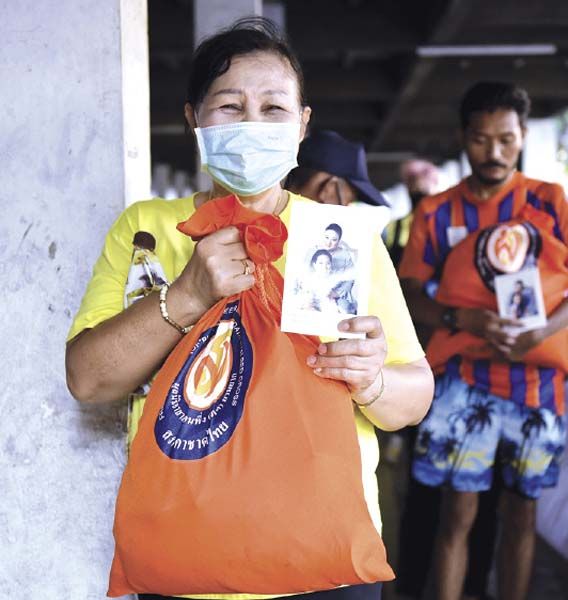 ประชาชน ซึ่งส่วนใหญ่เป็นผู้สูงอายุ ปลาบปลื้มและซาบซึ้งในพระกรุณาธิคุณอย่างหาที่สุดมิได้ที่ได้รับถุงพระราชทาน