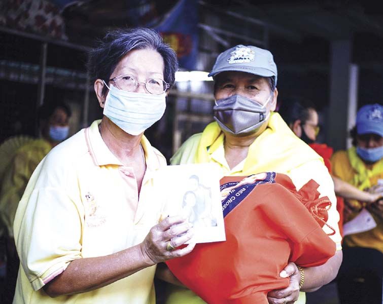 ประชาชน ซึ่งส่วนใหญ่เป็นผู้สูงอายุ ปลาบปลื้มและซาบซึ้งในพระกรุณาธิคุณอย่างหาที่สุดมิได้ที่ได้รับถุงพระราชทาน