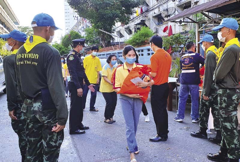ชุมชนแฟลตคลองเตย ต่อแถวรับถุงยังชีพพระราชทาน