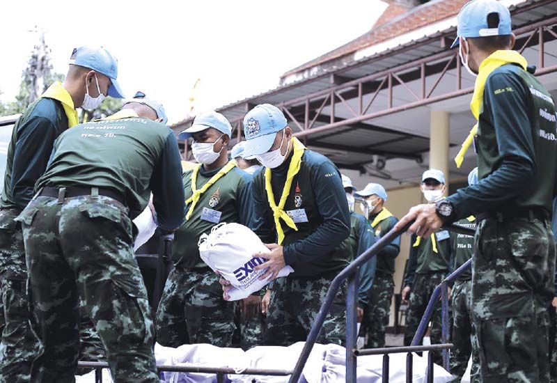 กองทัพบกมาช่วยกันแจกจ่ายถุงยังชีพพระราชทานให้กับชาวบ้าน