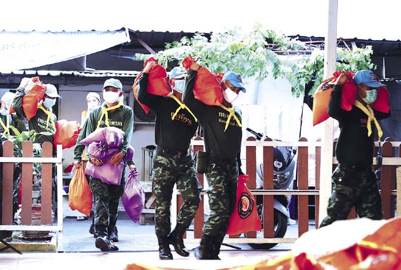 กองทัพบกมาช่วยกันแจกจ่ายถุงยังชีพพระราชทานให้กับชาวบ้าน