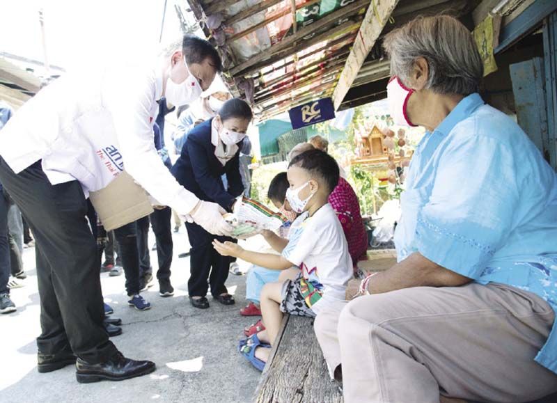 ชุติพร วิจิตร์แสงศรี นายกเหล่ากาชาด จ.สมุทรสาคร
แจกสิ่งของมอบให้กับประชาชน