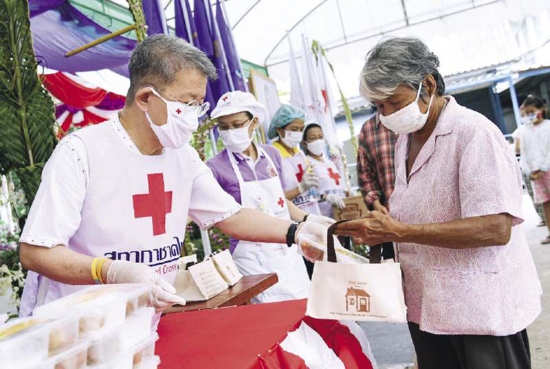 วีระศักดิ์ วิจิตร์แสงศรี ผู้ว่าฯ จ.สมุทรสาคร มอบชุดธารน้ำใจกู้ชีวิตฝ่าวิกฤติ COVID-19 แก่ประชาชน