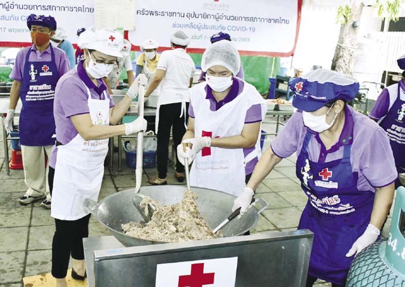 บรรยากาศในการปรุงอาหารสุกใหม่มอบให้แก่ประชาชน