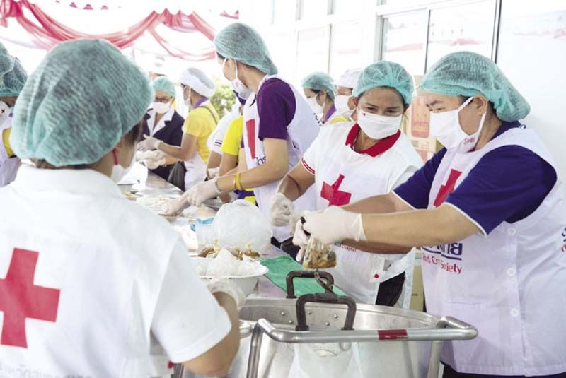 บรรยากาศในการปรุงอาหารสุกใหม่มอบให้แก่ประชาชน