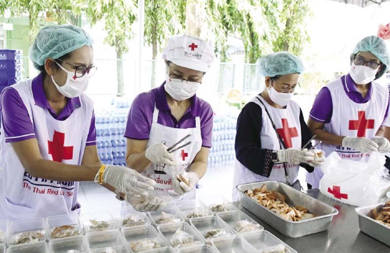 บรรยากาศในการปรุงอาหารสุกใหม่มอบให้แก่ประชาชน