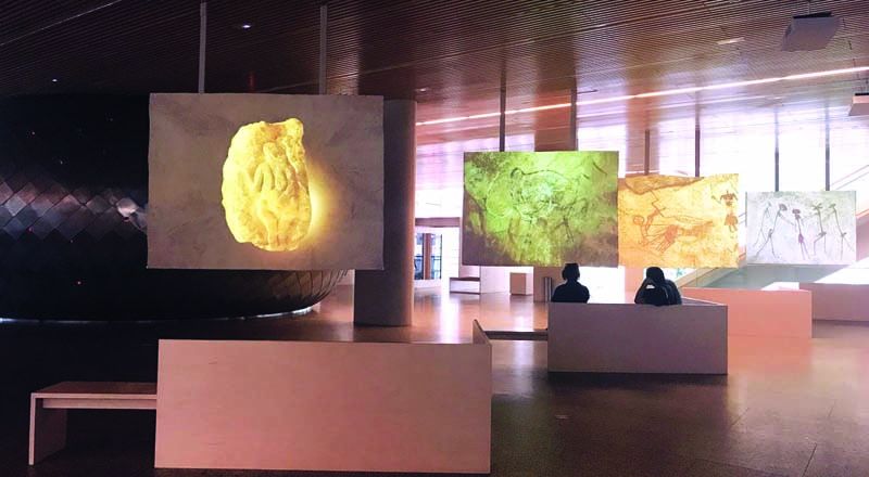 จอจัดแสดงเรียงกัน

