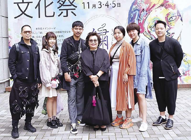 สมพร สุนทรธำรง ผู้บริหารบริษัทในเครือสหพัฒน์พร้อมคณะ นำทีมผู้ชนะเลิศยอดเยี่ยมบนเวที SAHA GROUP BANGKOK YOUNG DESIGNER AWARDS 2019 จิณณวัตร ละครชัย และ กานต์ธิดา ประทุมนันท์ เดินทางไปเปิดประสบการณ์ด้านแฟชั่น พร้อมกับเยี่ยมชมแฟชั่นโชว์สุดตระการตาจาก BUNKA FASHION COLLEGE ซึ่งครั้งนี้นำเสนอในธีม “ten” รวมถึงเข้าชม Bunka Gakuen Costume Museum พิพิธภัณฑ์เสื้อผ้า และคอสตูมแห่งเดียวในกรุงโตเกียว ประเทศญี่ปุ่น