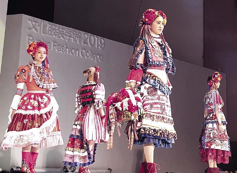 แฟชั่นโชว์ที่ Bunka Fashion College ในธีม “ten”