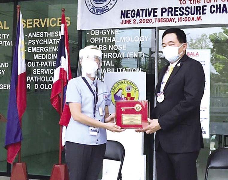 Honey Lacuna รองนายกเทศมนตรีกรุงมะนิลา และ วศิน เรืองประทีปแสง
เอกอัครราชทูต ณ กรุงมะนิลา