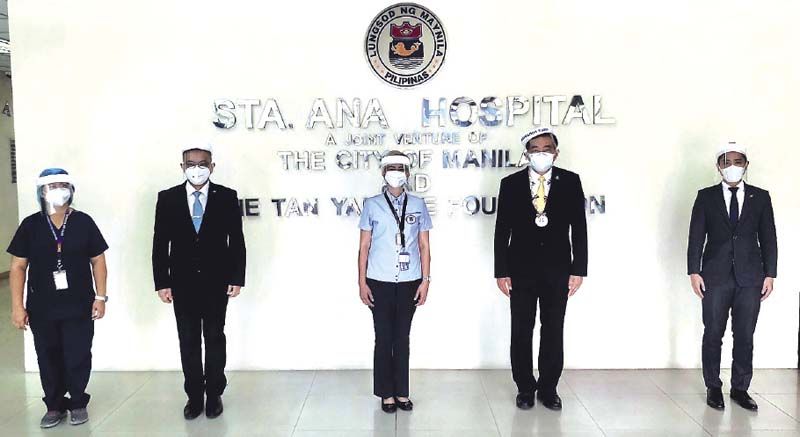 พิธีส่งมอบห้องปลอดเชื้อความดันลบแบบเคลื่อนที่ได้ นำโดย วศิน เรืองประทีปแสง เอกอัครราชทูต ณ กรุงมะนิลา พร้อมด้วย น.อ.พันณรงค์ ยุทธวงศ์ ผู้ช่วยทูตฝ่ายทหารเรือ, อดิทัต ภาณุพงศ์ เลขานุการเอก และ Emilie B.Maramag ผู้ช่วยผู้จัดการบริษัท SCG ประจำฟิลิปปินส์ โดยมี Honey Lacuna รองนายกเทศมนตรี กรุงมะนิลา และ Dr. Vincent Balanang ผู้อำนวยการโรงพยาบาลศูนย์โรคปอด รับมอบ