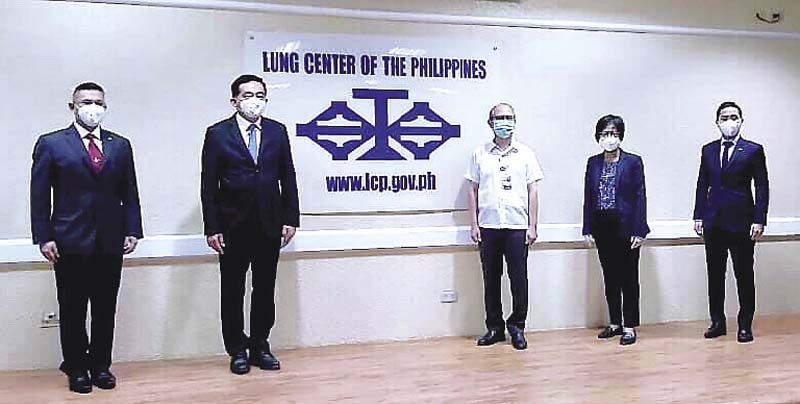 พิธีส่งมอบห้องปลอดเชื้อความดันลบแบบเคลื่อนที่ได้ นำโดย วศิน เรืองประทีปแสง เอกอัครราชทูต ณ กรุงมะนิลา พร้อมด้วย น.อ.พันณรงค์ ยุทธวงศ์ ผู้ช่วยทูตฝ่ายทหารเรือ, อดิทัต ภาณุพงศ์ เลขานุการเอก และ Emilie B.Maramag ผู้ช่วยผู้จัดการบริษัท SCG ประจำฟิลิปปินส์ โดยมี Honey Lacuna รองนายกเทศมนตรี กรุงมะนิลา และ Dr. Vincent Balanang ผู้อำนวยการโรงพยาบาลศูนย์โรคปอด รับมอบ