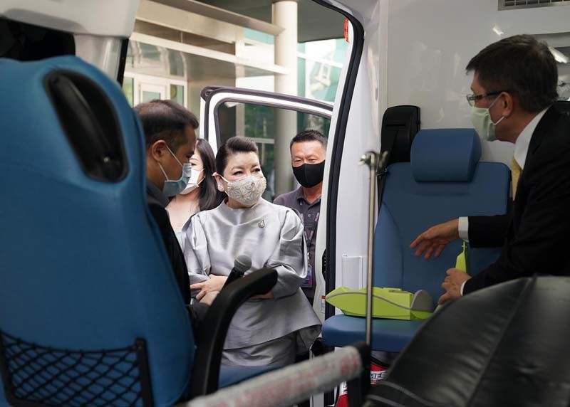 เอมอร ศรีวัฒนประภา เยี่ยมชมภายในรถพยาบาลฉุกเฉิน