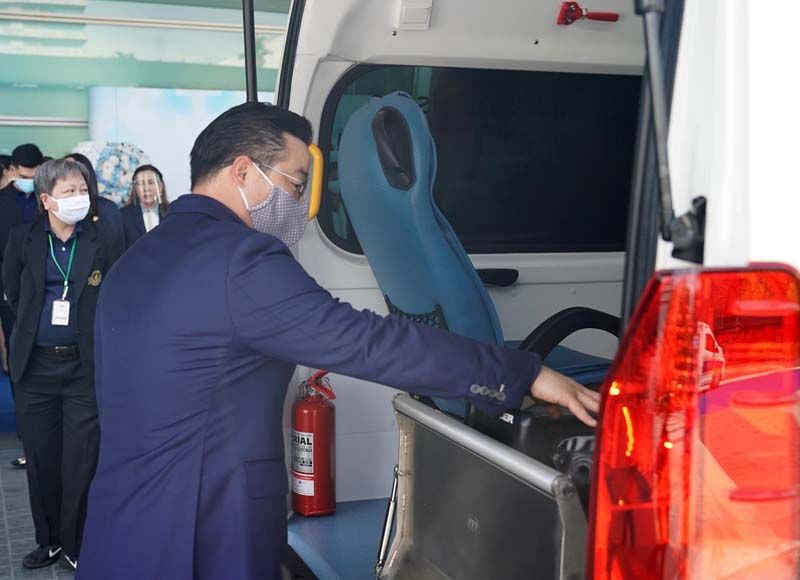 อัยยวัฒน์ ศรีวัฒนประภา เยี่ยมชมภายในรถพยาบาลฉุกเฉิน
