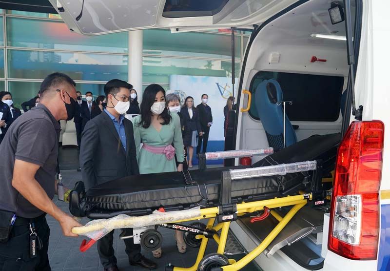 อภิเชษฐ์ ศรีวัฒนประภา และ อรุณรุ่ง ศรีวัฒนประภา ร่วมชมรถพยาบาล