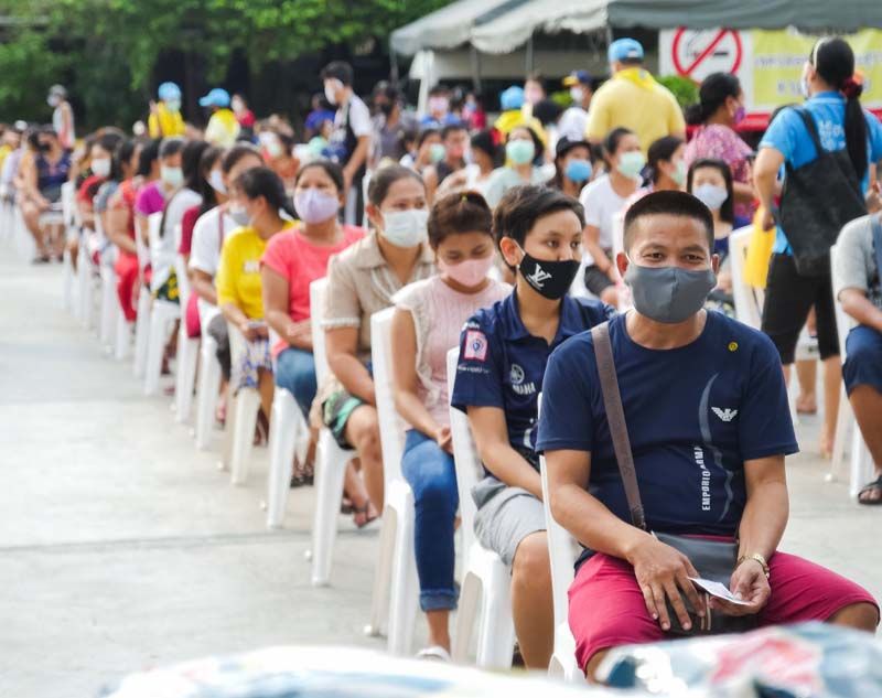 จัดระเบียบผู้มารับบริจาคให้มีการเว้นระยะที่ปลอดภัยตามหลักการ Social Distancing และผู้เข้าร่วมกิจกรรมทุกคนสวมหน้ากากอนามัยและทำความสะอาดมือด้วยเจลแอลกอฮอล์