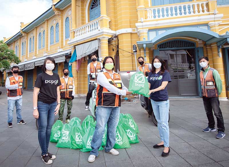 พนักงาน บมจ. บีซีพีจี มอบถุงน้ำใจสู้ภัยโควิด ให้กับพี่วินข้างบ้านพนักงานบีซีพีจี