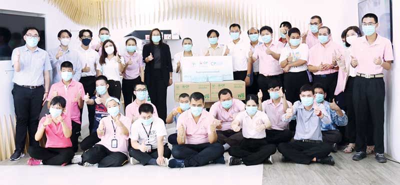 ผู้บริหารจากเครือเจริญโภคภัณฑ์ และกลุ่มทรู มอบหน้ากากอนามัยให้แก่ ชูศักดิ์ จันทยานนท์ประธานมูลนิธิออทิสติกไทย