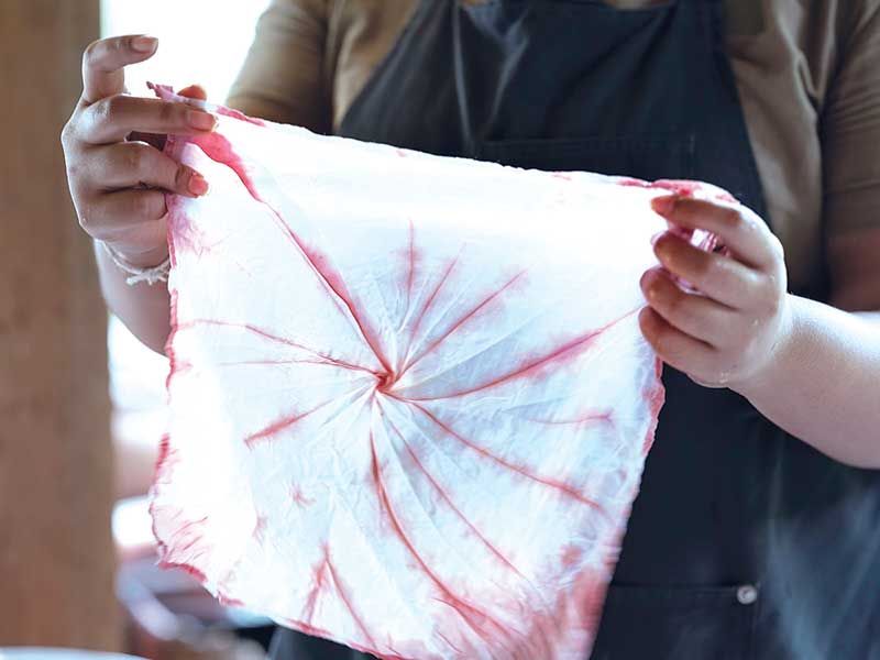 ย้อมผ้าจากสีธรรมชาติ