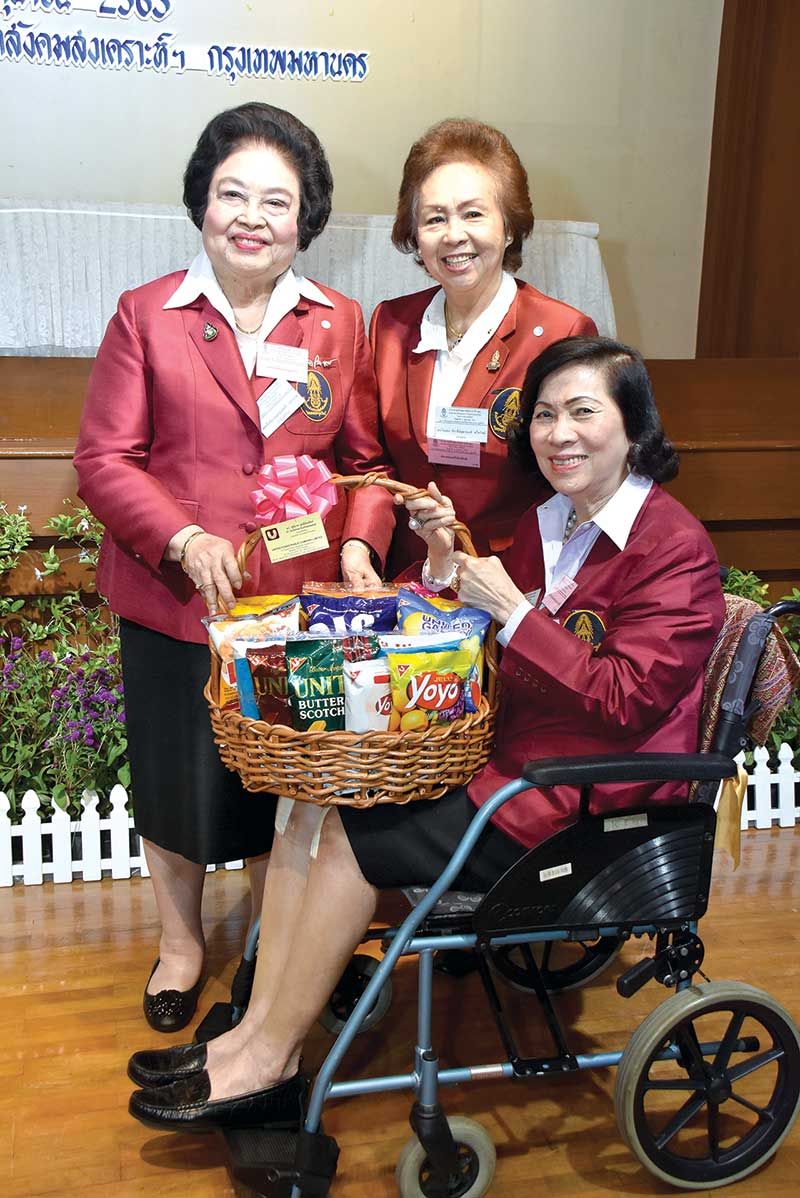 (ซ้าย) พลตรีหญิง คุณหญิงอัสนีย์ เสาวภาพ, ดร.โฉมยง ประทีปอุษานนท์ ทวีทรัพย์ และ ศุลีมาศ สุทธิสัมพัทน์