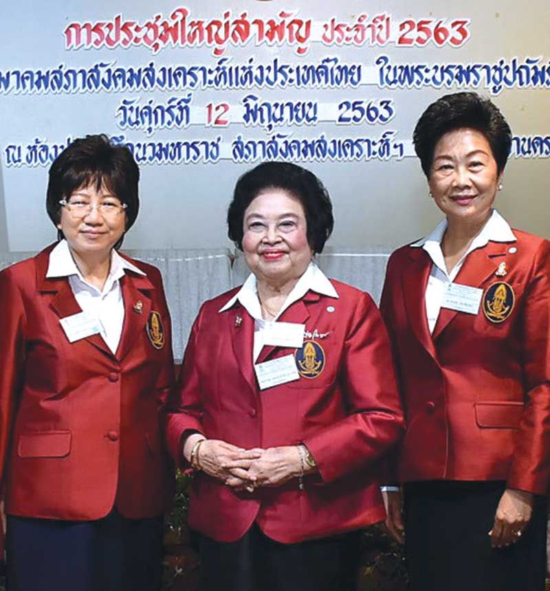(ซ้าย) ผศ.ดร.วิรชฎา บัวศรี, พลตรีหญิง
คุณหญิงอัสนีย์ เสาวภาพ และ ปราศรัย ประวัติรุ่งเรือง