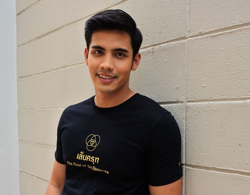 จอม-ศรุต

“ประมาณ 4-5 ปีที่แล้ว เป็นปีใหม่ที่ได้ไปแจกผ้าห่มบนดอยอินทนนท์ เพราะช่วงนั้นอากาศหนาวมาก ไปกับเครื่องบินของทหาร ไปขึ้นที่สนามบินดอนเมือง ก็จะมีทีมนักแสดงไปกันหลายคน เราก็ได้ไปแจกผ้าห่มให้กับเด็กๆ ด้อยโอกาส ชาวบ้านที่อยู่บนดอยหนึ่งคือได้บุญ ได้ช่วยเหลือคน สองคือเสร็จแล้วเขาก็พาไปเที่ยว ไปดูจุดนั่นจุดนี่ ท่องเที่ยวตามที่ต่างๆ ของเชียงใหม่ พาไปขึ้นดอย ไปชมพระมหาธาตุนภเมทนีดล-พระมหาธาตุนภพลภูมิสิริ เจดีย์คู่พระบารมีในหลวงรัชกาลที่ 9 และพระราชินี จากที่ไปเคยได้สัมผัสมาก่อน ก็ได้ไปเดินชม และมีไกด์คอยแนะนำให้ความรู้ด้วย ช่วงนั้นบรรยากาศก็ดีมาก ได้นอนในศูนย์บนดอยอินทนนท์ ซึ่งนักท่องเที่ยวทั่วไปไม่สามารถเข้าพักได้ กลางคืนก็ร้องเพลง ปาร์ตี้ กินข้าว เป็นปีที่มีความสุขมากครับ”