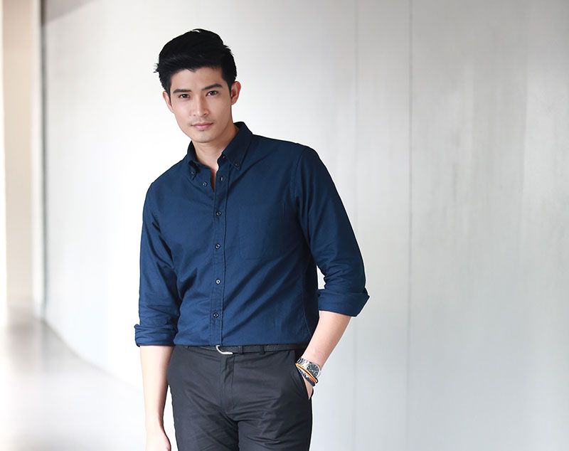 ตูมตาม เดอะสตาร์

“จริงๆ ช่วงปีใหม่ ผมชอบหมดเลยครับ แค่ช่วงปลายเดือนพฤศจิกายนมา ผมก็จะตื่นเต้นกับเทศกาลต่างๆ ละ ผมเป็นคนชอบเทศกาลคริสต์มาส ชอบเทศกาลปีใหม่ ชอบมากเลย ชอบวันที่เข้าสู่ช่วงหนาว เพราะว่าตั้งแต่เด็กจำได้เลย โมเม้นต์ทุกวันคริสต์มาส-ปีใหม่ เราก็จะมีการ์ด ส.ค.ส. ส่งให้กัน คือยุคก่อนเราไม่มีมือถือ การเขียนข้อความส่งให้กัน มันน่ารักมากเลย มันคลาสสิก คือแต่ก่อนอาจจะมีกำแพงในการที่จะบอกรัก บอกความหวังดี แต่ช่วงนี้ล่ะ ช่วงที่ได้เขียนการ์ดบอกความรู้สึกกับคนนั้นคนนี้ หรือแม้กระทั่งเขียนการ์ดหาผู้ใหญ่ ขอบคุณที่ดูแลเรา ผมว่าน่ารักดีครับ และช่วงนี้เราก็จะเห็นการประดับประดาไฟ มันดูสดใส ผมรู้สึกว่าเรามองไปทางไหนมันก็แฮบปี้ สดชื่น ... สำหรับปีใหม่ที่ประทับใจมากๆ คือตอนที่ประกวดเดอะสตาร์ปีที่ 6 ปีนั้นยังไม่ติดเดอะสตาร์ด้วย ประกวดช่วงพฤศจิกายน-ธันวาคม พอเราตกรอบ ก็เลยไปเที่ยวดอยอินทนนท์ครั้งแรก แบ๊กแพ็กขึ้นไป พอขึ้นไปแล้วเราก็ค้นพบตัวเองว่า ชอบการเป็นแบ๊กแพ็กเกอร์มากเลย เพราะผมโบกรถขึ้นไป ขอติดรถกระบะชาวบ้านขึ้นไป แล้วก็ไปกางเต้นท์นอนหนาวๆ กินมาม่าร้อนๆ ผมว่า...การท่องเที่ยวครั้งแรกที่เราได้ไปเจอ ไปสัมผัสในบางที่ มันจะมีเมจิกโมเม้นต์บางอย่าง ที่ทำให้เรารู้สึกว่า โห..โรแมนติก บรรยากาศนี้โคตรเหงาเลย โคตรคิดถึงคนนั้นคนนี้ บรรยากาศนี้โคตรแฮปปี้ ผมว่าเป็นความพิเศษของการท่องเที่ยว แล้วตอนนั้นคนยังไม่เยอะมาก ภาพจำตอนนั้นก็จะมีชาวเขา ชาวดอย ใส่ชุดชนเผ่าเขา เอาพวกพืชผักผลไม้มาขาย เราแวะดูแล้วได้บรรยากาศที่ ว้าว!! มากครับ”