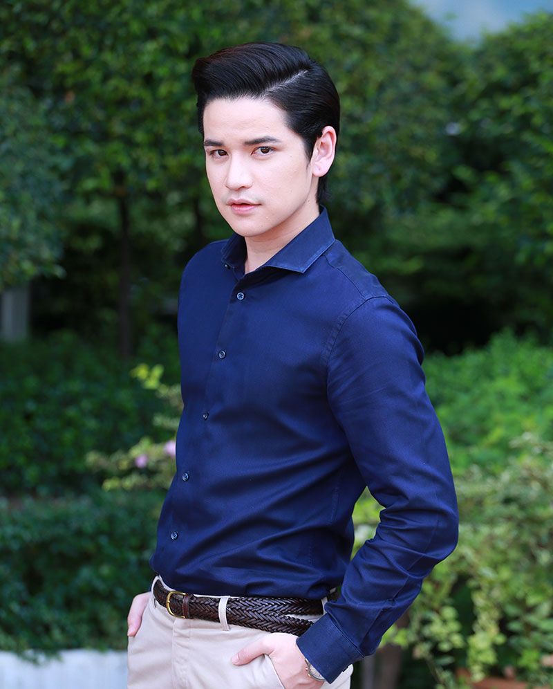 เต๋า-เศรษฐพงศ์

“ที่ประทับใจน่าจะเป็นปีใหม่ปีแรกที่ผมไปต่างประเทศครับ ตอนนั้นอายุ 18 ได้ไปดูพลุปีใหม่ที่ออสเตรเลียครับ เพราะปกติปีใหม่ ก็จะเฮฮาอยู่บ้าน แต่ปีนั้นเป็นปีแรกที่ผมต่างบ้าน ต่างเมือง ไปทำงานไปเรียน ไปเจอเพื่อนใหม่ๆ ที่ต่างคนต่างสัญชาติไปเรียนที่นั่น ก็ไปเที่ยวด้วยกัน ไปนั่งรอดูพลุ ซึ่งผมไม่เคยไปนั่งรอดูพลุที่ไหนมาก่อน แล้วต้องไปนั่งตั้งแต่หัวค่ำ ไปจองที่ตั้งแต่ยังไม่มืด แล้วก็นั่งเรือข้ามฝั่ง ไปปูผ้าทำกับข้าวกินกัน เพื่อที่มองมาจะได้เห็นหมดเลย เป็นพาโนราม่า แล้วปีนั้นเป็นปีที่เขาลงทุนเยอะมากกับการจัดแสดงพลุที่ซิดนีย์ สวยมากครับ ก็เลยอยู่ในความทรงจำที่จำได้ตลอด อยากกลับไปอีก แต่ยังไม่มีโอกาส”