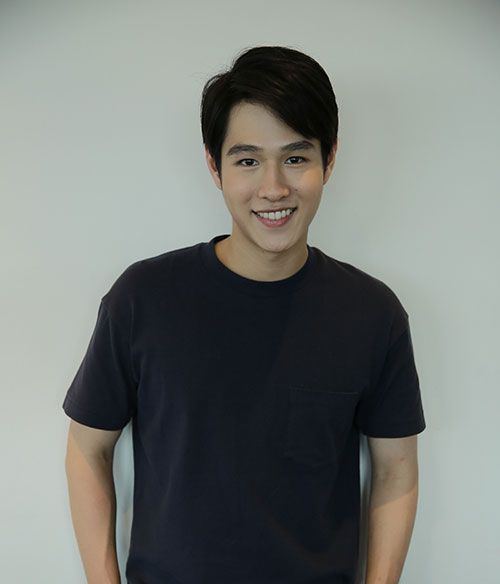 ทอย-ปฐมพงศ์

“ความทรงจำในวันปีใหม่ จริงๆ ผมไม่ได้มีอะไรพิเศษตรงวัน แต่ถ้านับวันใกล้เคียงก็คือ พ่อแม่ผมจะเกิดเดือนตุลาคม เป็นความทรงจำที่ใกล้ที่สุดในช่วงปีใหม่ ผมก็จะเลือกซื้อของขวัญวันเกิดให้ เพราะบ้านผมจะไม่ได้ให้ความสำคัญกับวันคริสต์มาส ลอยกระทง ปีใหม่ ไม่ได้จำเป็นต้องอยู่ด้วยกัน แต่วันเกิดค่อนข้างให้ความสำคัญ บางทีเรากลับมาดึก หรือคิดว่าพ่อแม่เขาลืมไปแล้ว แต่อย่างน้อยๆ เค้กเซเว่นต้องมี คือไม่พลาดครับ ปีนั้นผมซื้อ แบบแม่ผมชอบดาราเกาหลีมาก ชื่อจูวอน ตอนเด็กๆ เราก็รู้ว่าแม่ชอบ แต่เราไม่ได้มีเงินขนาดนั้น แต่พอตอนนี้เราหาเงินได้ ผมก็เลือกซื้อบัตรคอนเสิร์ตให้แม่ ผมให้แม่บ่นมาตลอดเลย บ่นเป็นเดือน 2 เดือนว่าอยากไป ผมก็ทำเฉย แต่จริงๆ ผมสั่งจองตั้งแต่วันแรกที่แม่บ่น แล้วก็พยายามซื้อราคากลางๆ ที่พอเห็นชัดๆ หน่อย จนก่อนวันเกิดแม่ ผมก็ทำหน้าซีเรียส ถือซองขาว ไปหาแม่ บอกแม่ว่ามีอะไรจะบอก แล้วก็บอกว่าซีเรียสมาก ฟังแล้วห้ามตกใจ แม่ก็หน้าเครียด ถามว่ามีอะไรรึเปล่า ผมก็บอกแม่ทำใจดีๆ ไว้นะ แล้วก็หยิบซอง ดึงบัตรคอนเสิร์ตออกมา แม่ผมร้องไห้ ร้องไห้หนักมาก จนผมถามว่า นี่ร้องเพราะผมซื้อบัตรให้ หรือร้องเพราะจะได้เจอจูวอน (หัวเราะ) เป็นโมเม้นต์ที่ผมประทับใจมากๆ ครับ”