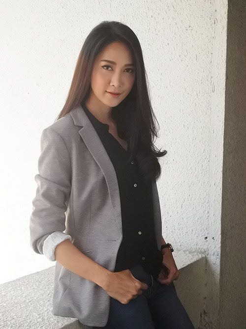 ยุ้ย-จีรนันท์

“ปกติช่วงปีใหม่จะต้องทำงานค่ะ แต่ก็มีบางปีที่ได้อยู่กับครอบครัว แล้วทุกครั้งที่ได้อยู่กับครอบครัวก็จะมีความสุขค่ะ เราก็มีความรู้สึกว่าไม่อยากไปไหน จริงๆ วันปีใหม่ไม่อยากไปไหนเลย อยากอยู่กับครอบครัว เพราะว่าทุกคนคือคนที่เรารัก แล้วมันเป็นวันรวมตัวของทุกคนในครอบครัว ทุกคนจะหยุดงานกัน และมารวมตัว จับของขวัญ ปาร์ตี้กันที่บ้าน แลกของขวัญกัน ทุกๆ ปีที่ได้อยู่กับครอบครัว จึงเป็นปีที่มีความสุขค่ะ แต่ปีอื่นๆ ที่ได้ไปทำงานก็มีความสุขเช่นกันค่ะ เพราะยุ้ยก็ได้ไปมอบความสุขให้กับแฟนๆ ละคร ไปเคานท์ดาวน์ร่วมกัน ปีนี้ก็ได้ไปเคานท์ดาวน์ที่ภูเก็ต ไปทำงานค่ะ แต่วันที่ 1 ได้กลับมาฉลองกับครอบครัว ซึ่งเราก็ทำแบบนี้ประจำ เวลาที่ยุ้ยต้องไปทำงานคืนเคานท์ดาวน์ วันที่ 1 ก็จะกลับมาสังสรรค์ที่บ้าน เพราะเป็นเทศกาลของความสุข เป็นเทศกาลของการเริ่มต้นอะไรใหม่ๆ ก็อยากจะให้เป็นวันที่มีแต่รอยยิ้ม มีแต่เสียงหัวเราะ มีความสุขกัน จริงๆ เวลาจับสลาก ยุ้ยจะได้รับน้อยมากนะ ส่วนใหญ่จะเป็นฝ่ายให้ของขวัญก็ต้องชิ้นใหญ่ ใส่เงินเข้าไปในของอีกที เพื่อให้หลานๆ เขามีความสุขกัน แย่งกันอยากจะได้ของน้ายุ้ย แค่นี้เราก็มีความสุขแล้วค่ะ”