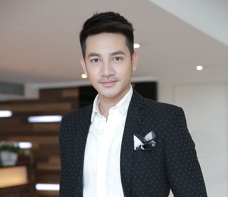 รอน-ภัทรภณ

“ปีที่ผมประทับใจ จะเป็นปีหนึ่ง เมื่อ 5-6 ปีที่แล้ว ที่ผมได้ไปร้องเพลงที่จีน ที่เซียงไฮ้ จะมีห้างหนึ่งชื่อว่า ซูเปอร์แบรนด์มอลล์ แล้วที่จีนเขาจะมีเรื่องของห้วงจุ้ยความเชื่อต่างๆ แล้วเวทีนี้ข้างหลังเป็นแม่น้ำ ภูเขา แล้วข้างหน้าเป็นถนน เหมือนเป็นปากมังกร รวมถึงอากาศเย็นสบาย บรรยากาศดีมาก เป็นปีใหม่ที่ถึงแม้เราจะทำงาน แต่เราได้เห็นการเฉลิมฉลองของต่างชาติ จีนเขามีพลุ แสงสีเสียง ที่ยิ่งใหญ่อยู่แล้ว แล้วผมได้ร้องเพลง The Moon Represents My Heart เป็นเพลงที่มีความหมายที่ดีของเขา แล้วเขามีธรรมเนียมว่านักแสดงหรือนักร้องขึ้นไปบนเวที ยูนิฟอร์มห้ามใส่เป็นชุดกันหนาว แล้วพอเราเป็นคนไทย ชุดก็จะเป็นสูทตัวเดียว หนาวมากครับ เป็นประสบการณ์ที่ประทับใจมาก”