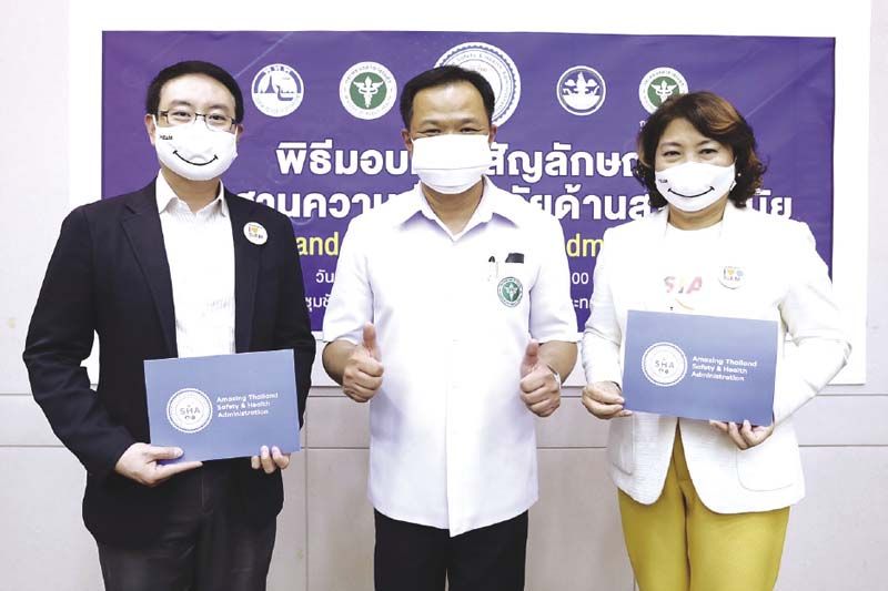 อนุทิน ชาญวีรกูล รองนายกฯ และ รมว.สาธารณสุข มีสอง
ผู้บริหาร สุพจน์ ชัยวัฒน์ศิริกุล และ นราทิพย์ รัตตประดิษฐ์ ต้อนรับ