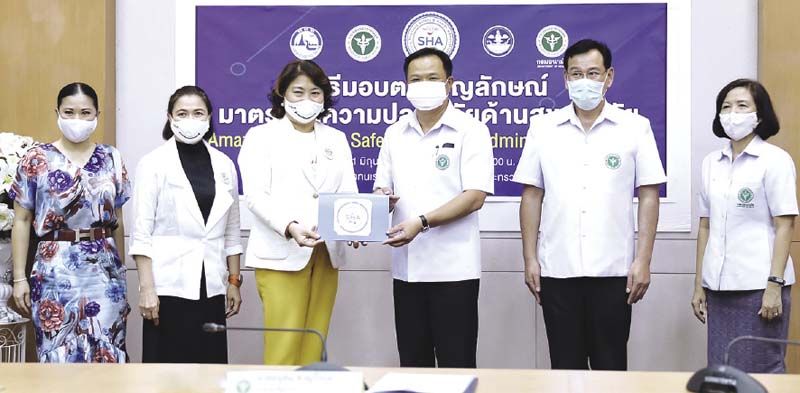 อนุทิน ชาญวีรกูล มอบตราสัญลักษณ์ SHA แก่ นราทิพย์ รัตตประดิษฐ์ ผู้บริหาร ศูนย์การค้าสยามพารากอน สยามเซ็นเตอร์ และสยามดิสคัฟเวอรี่
