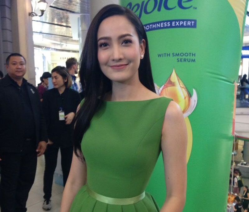 แต้ว-ณฐพร

“ปีใหม่ที่ประทับใจ น่าจะเป็น 4-5 ปีที่แล้วเลยค่ะ เป็นปีที่ได้ไปเที่ยวกับที่บ้าน แล้วก็อยู่กันเอง 4-5 คน รู้สึกว่าเป็นช่วงเวลามีค่า อาจจะไม่ได้ไปเที่ยวที่ไหนหรูหรา แต่ว่าได้อยู่กับครอบครัวพร้อมหน้าก็มีความสุขแล้วค่ะ เพราะปกติต่างคนต่างทำงาน หาเวลาอยู่กันพร้อมหน้ายากมาก ปีนั้นเลยเป็นปีที่อยู่ในความทรงจำมาตลอด คือแค่ได้นั่งกินข้าว คุย หัวเราะ เล่นมุขกัน เป็นวันง่ายๆ ท่ามกลางบรรยากาศดีๆ ของช่วงปีใหม่ค่ะ”