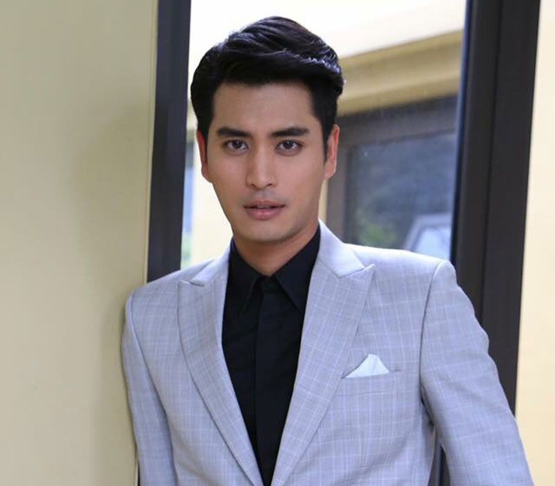 ปั้นจั่น-ปรมะ

“ผมจำไม่ได้ว่าปีไหน แต่ตอนนั้นเด็กมากๆ ผมนั่งรถไปเชียงใหม่ครั้งแรกกับคุณพ่อคุณแม่และน้องสาว เราไปกันที่บ้านคุณแม่ ที่ดอยสะเก็ด ไปจัดปีใหม่ที่นั่น เป็นการเดินทางไกลครั้งแรกของผม ที่ได้นั่งรถไกลๆ คุณพ่อผมเป็นคนชอบขับรถ เจอภูเขาลูกแรก น่าจะแถวนครสวรรค์ ก็ตื่นเต้นแล้ว ลงไปถ่ายรูปกับทุ่งหญ้าสีทอง ในชุดมิคกี้เม้าส์สีขาว มีรูปอยู่ด้วย (หัวเราะ) จำได้ว่าตื่นเต้นมาก แล้วคุณพ่อจะหยุดรถบ่อยมาก เพื่อให้ผมได้ถ่ายรูป พอไปถึงเจอธรรมชาติที่เชียงใหม่ครั้งแรก ผมทึ่งมาก คือบ้านคุณน้าอยู่ในป่าในเขาเลย ไม่ได้เข้าเมือง สังสรรค์กันหลายครอบครัว มีจับสลาก ปาร์ตี้กัน มันก็เลยประทับใจ ภาพนั้นติดตาผมมาตลอดๆ และผมเชื่อว่าตรงนั้นทำให้ผมโตมากลายเป็นคนรักธรรมชาติ”