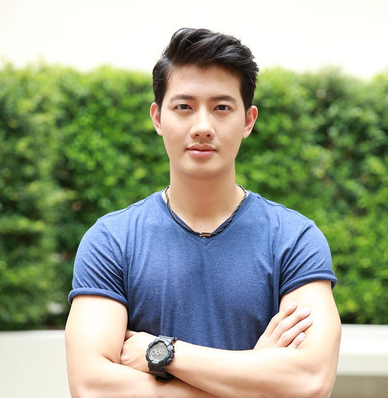 เป้-อารักษ์

“จริงๆ มีหลายปีนะครับ แต่ปีที่แล้วผมได้อยู่กับพ่อแม่ครับ พาท่านไปเดินโตเกียวครับ กินเดินอย่างมีความสุขกันที่นั่น ผมชอบช่วงเวลาแบบนี้ครับ คือไปกับครอบครัว พาไปเที่ยวที่แปลกๆ แล้วเป็นครั้งแรกที่ได้กินอะไรอร่อยๆ ได้เดินดูโน่นนี่กันแล้วที่ญี่ปุ่นผมว่าเหมาะที่สุดครับ ปีนี้ก็แพลนกันว่าจะไปอีก แต่ว่าเปลี่ยนเมืองครับ”