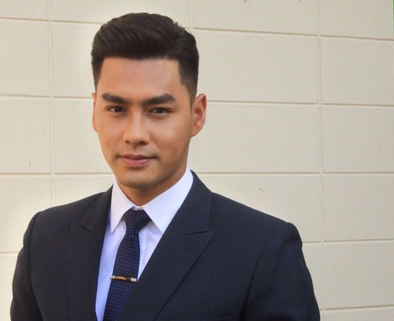 เพ็ชร-ฐกฤต

“ปีใหม่ที่พิเศษที่สุดสำหรับผม ย้อนไปปี 2554 ครับ เป็นปีที่น้ำท่วมกรุงเทพฯ และเป็นปีที่พ่อแม่เขาเลิกกัน แล้วเพ็ชรดึงกลับมาอยู่ด้วยกัน ช่วงนั้นเพ็ชรพาคุณพ่อคุณแม่ขึ้นมาอยู่กรุงเทพฯพอดี เขาหย่ากันมาเป็นสิบกว่าปีแล้วครับ กว่าจะให้เขามาอยู่เป็นเพื่อนกัน เป็นครอบครัวยากมาก ตอนนั้นผมยังอยู่คอนโดฯ อยู่เลยครับ ยังไม่ได้ซื้อบ้าน ปีนั้นเป็นปีที่ประทับใจที่สุด เพราะเราทำให้ครอบครัวกลับมาเหมือนเดิม มาอยู่ด้วยกัน แต่ก็มีความยากตรงที่ว่าพ่อเขาทิฐิสูง แม่เขาก็มีแฟนใหม่ แล้วเลิกกันไป แล้วอย่างที่บอก เลิกกันมาเป็นสิบปี กว่าที่จะคุยกันตรงประเด็น รู้เรื่อง ค่อนข้างจะยาก เหนื่อยเหมือนกันเราก็ต้องนั่งปรับทัศนคติกันใหม่ (หัวเราะ) ตอนนั้นพูดกันในวันปีใหม่เลยครับ อยากให้เป็นการเริ่มต้นใหม่ให้ปีนั้นเป็นปีทอง ปีที่ครอบครัวเรามีความสุข ก็เลยเริ่มต้นที่วันปีใหม่ ได้มีครอบครัว กินข้าวพร้อมหน้าพร้อมตา เดี๋ยวอีกปีหนึ่งจะซื้อบ้าน ตั้งเป้าเลย แล้วก็ซื้อได้จริงๆ ปีนั้นจึงเป็นปีใหม่ที่ผมได้ยิ้มทั้งน้ำตาเลยครับ ทั้งเป็นปีที่เรียนจบมหา’ลัย และเริ่มที่จะเข้าวงการแล้ว ตอนนั้นกำลังถ่ายหนังเรื่องแรกเลยครับ “รักสุดท้ายป้ายหน้า” วันนี้ทั้งคุณพ่อคุณแม่ก็อยู่ด้วยกันเป็นครอบครัวในบ้านของผมครับ เหมือนเป็นเพื่อนกันไปแล้วครับ แต่ก็แกล้งกันบ้างตามประสาผู้ใหญ่ครับ”