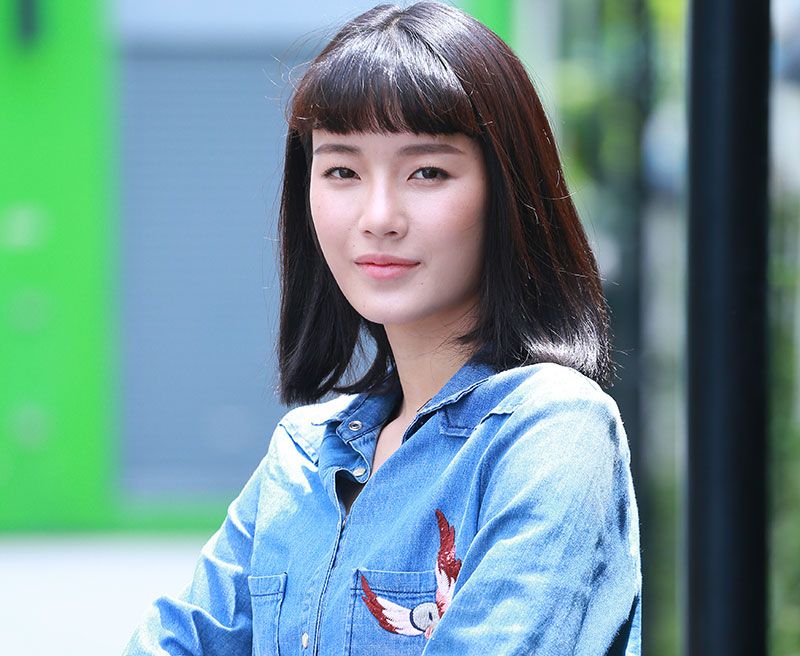 หลิน-มชณต

“ปกติเวลาปีใหม่ หลินจะไม่ค่อยได้ไปสถานที่ที่คนเขาเคานท์ดาวน์กันค่ะ เพราะมีเหตุ เป็นความทรงจำค่ะ คือหลินอยู่กับแม่ 2 คน แล้วปีหนึ่งเราก็ดูทีวีว่ามีงานเคานท์ดาวน์ที่เวิลด์เทรดเซ็นเตอร์ (ตอนนี้เป็นเซ็นทรัลเวิลด์) ก็มองหน้ากับแม่ 2 คน ว่าอยากไปก็นั่งแท็กซี่ไปกันเลยค่ะ ไม่เคยไปมาก่อน เคยเห็นแต่ในทีวี พอไปถึงคนเยอะมาก จนมีจังหวะหนึ่งที่คนเซกัน แล้วเหมือนเราจะล้ม เราก็ช็อกกัน 2 คนกับจำนวนคน มองหน้ากันแม่ลูกรู้เลยว่าไม่โอเค หลังจากนั้นก็ไม่เคยไปตามที่ที่เขาจัดงานเคานท์ดาวน์อีกเลยค่ะ แล้วก็มีอยู่ปีหนึ่ง ไปกับแก๊งเพื่อน ก็คิดกันไว้ว่าอยากขึ้นไปดูพลุบนรถไฟฟ้าบีทีเอสชั้นบน ส่วนที่เรารอรถกันนะคะ แล้วมีเหตุการณ์เพื่อนลืมมือถือบนรถตุ๊กตุ๊ก ก็วิ่งไปวิ่งมากัน จนสุดท้ายได้เคานท์ดาวน์กันตรงที่เสียบบัตรบีทีเอสค่ะ (หัวเราะ) ตลกกันมาก เตรียมตัวตั้งนาน แต่มาลืมของกันตอนจะเคานท์ดาวน์พอดี สุดท้ายไม่ทัน แต่สนุกมากค่ะ”