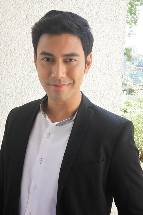 เอส-กันต์พงษ์

“เป็นช่วงเด็กๆ ประมาณ 9-10 ขวบครับ คุณแม่พาไปเชียงใหม่ ไปกันเป็นเครือญาติทั้งหมดเลย ขึ้นไปที่บ้านที่เชียงใหม่ แล้วก็จำได้ว่าช่วงนั้นหนาวถึงขนาดที่ว่า โยนน้ำแข็งไว้ที่สนามหญ้าหน้าบ้าน เช้าขึ้นมา น้ำแข็งก้อนนั้นก็อยู่เหมือนเดิม อากาศดีมากๆ เป็นช่วงวัยเรียน ไม่ได้ทำงานก็จะเที่ยวแบบไม่มีกังวลว่าต้องกลับไปทำงาน เป็นการเที่ยวที่สบายใจที่สุดแล้วครับ เงินก็เงินพ่อแม่ (หัวเราะ) ณ ตอนนั้นสนุกที่ญาติๆ อยู่กันครบด้วยมีประมาณ 20 กว่าคน พี่ๆ น้องๆก็วัยเดียวกัน วิ่งเล่นกัน ซ่อนแอบ ไล่จับ ร้องเพลงเต้นกัน ซึ่งพอโต ต่างคนต่างทำงาน แยกย้ายกันไป บรรยากาศแบบนั้นก็เลยไม่มีแล้ว”