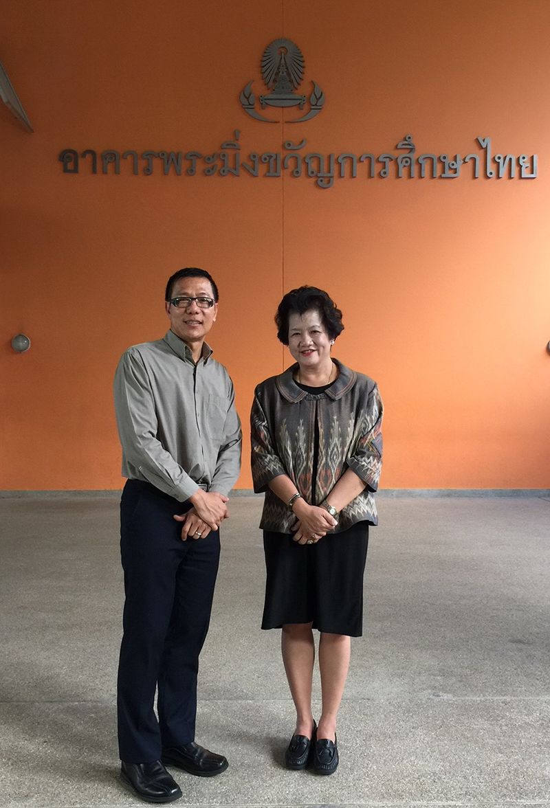 รศ.ดร.อาชัญญา รัตนอุบล และพิธีกรรายการ ดร.เฉลิมชัย ยอดมาลัย