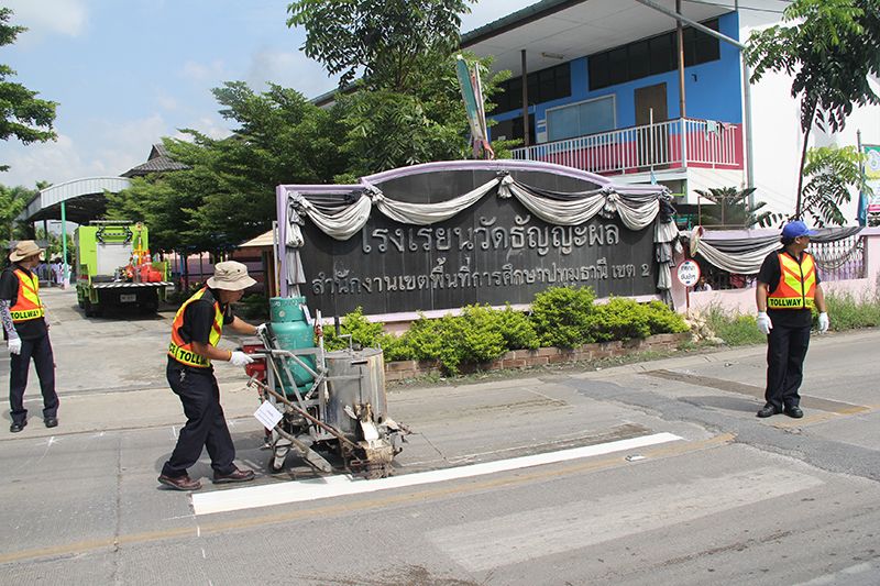 พนักงานโทลล์เวย์แผนกซ่อมบำรุงช่วยกันตีเส้นทางม้าลายใหม่