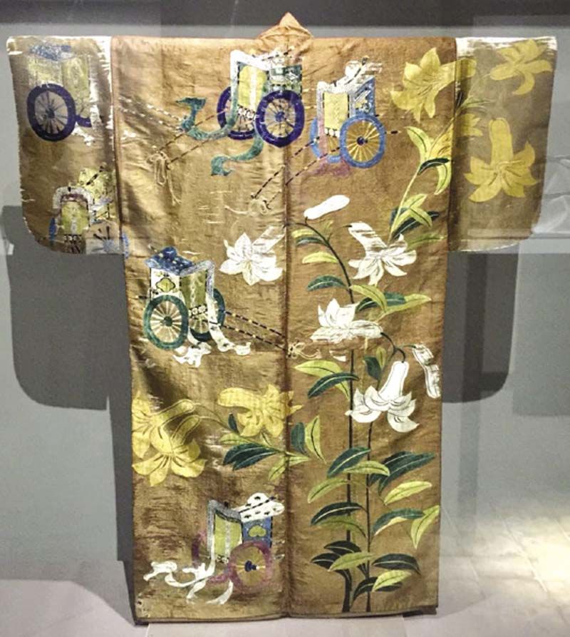 ชุดนุกิฮากุ ลายดอกลิลลี่ สมัยอาซีจิโมโมะยามะพุทธศตวรรษ ๒๑-๒๒